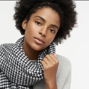 Pink/Navy J.Crew stripes scarf 🧣